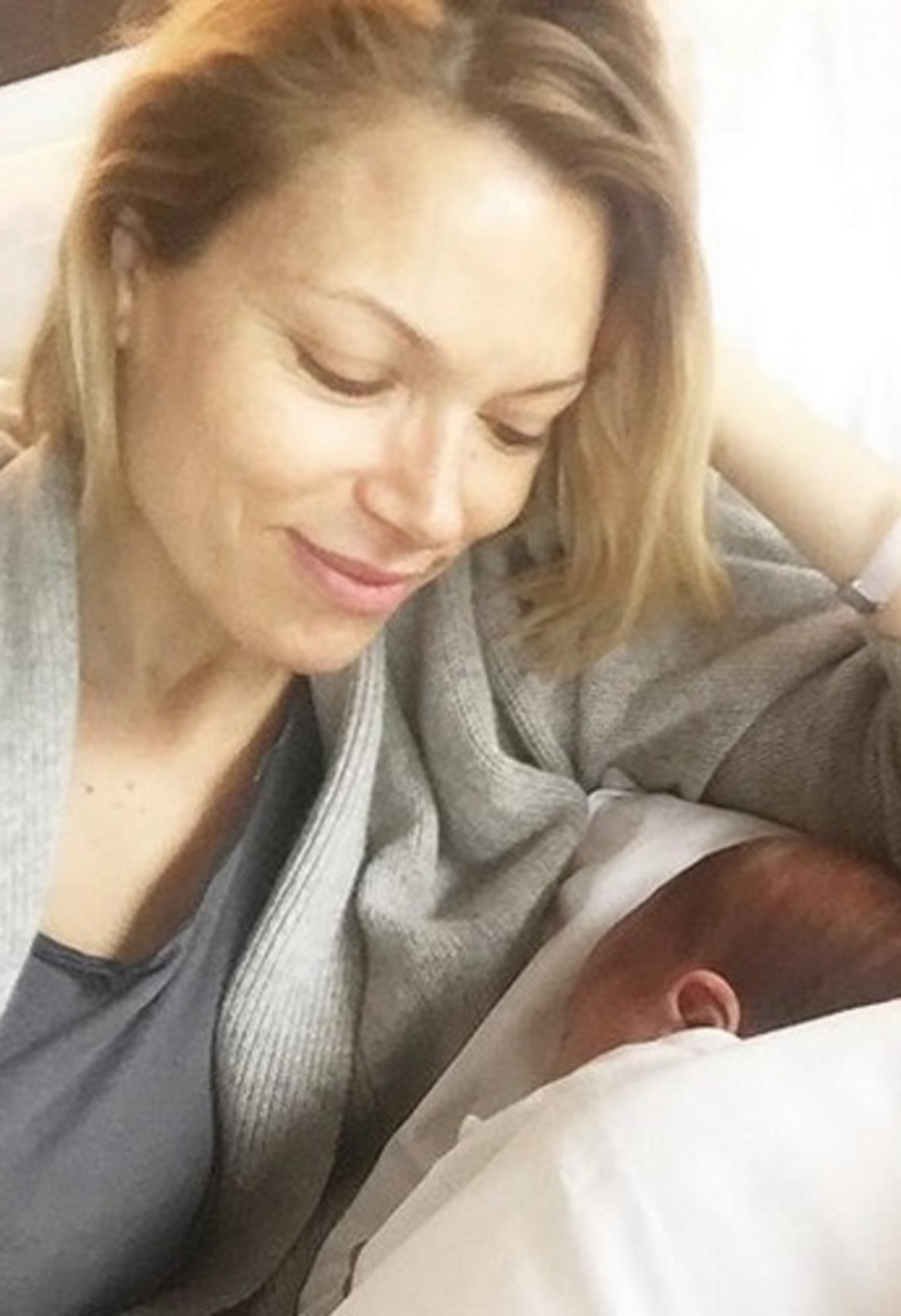 Βίκυ Καγιά: Η θέα που απολαμβάνει στο σπίτι αγκαλιά με τον νεογέννητο γιο της