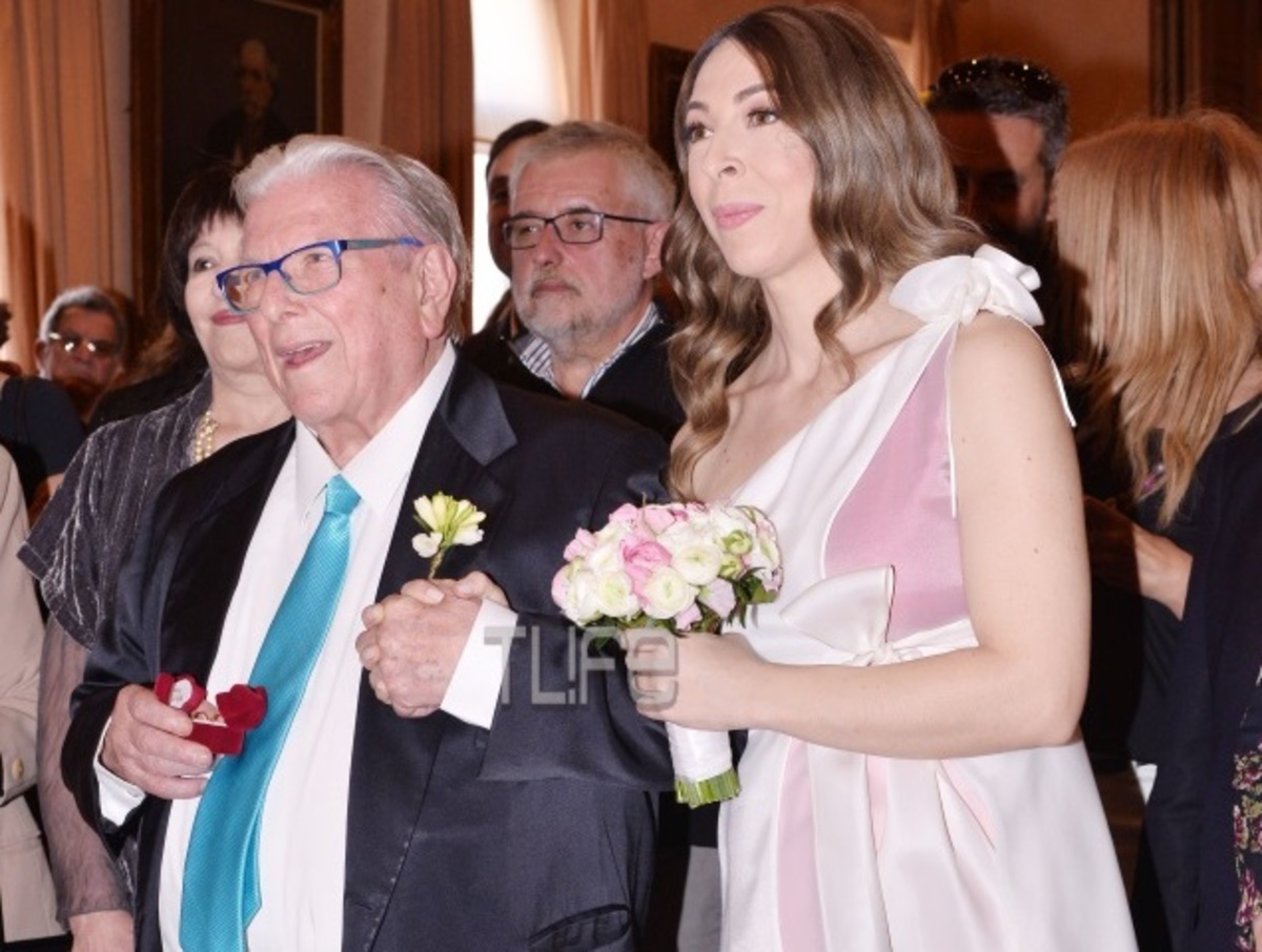 Σαν σήμερα πριν δυο χρόνια η Αλίκη Κατσαβού, ανέβηκε τα σκαλιά του Δημαρχείου στο πλευρό του αγαπημένου της Κώστα Βουτσά