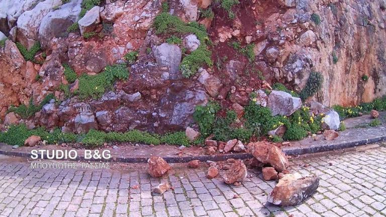 Κατολίσθηση λόγω βροχής και στο Ναύπλιο – Αποκολλήθηκαν μεγάλοι βράχοι [pics, vid]