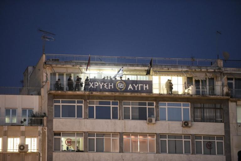 Επίθεση αντιεξουσιαστών με ρόπαλα σε μέλη της Χρυσής Αυγής στον Πειραιά - Τους πολιόρκησαν στα γραφεία τους