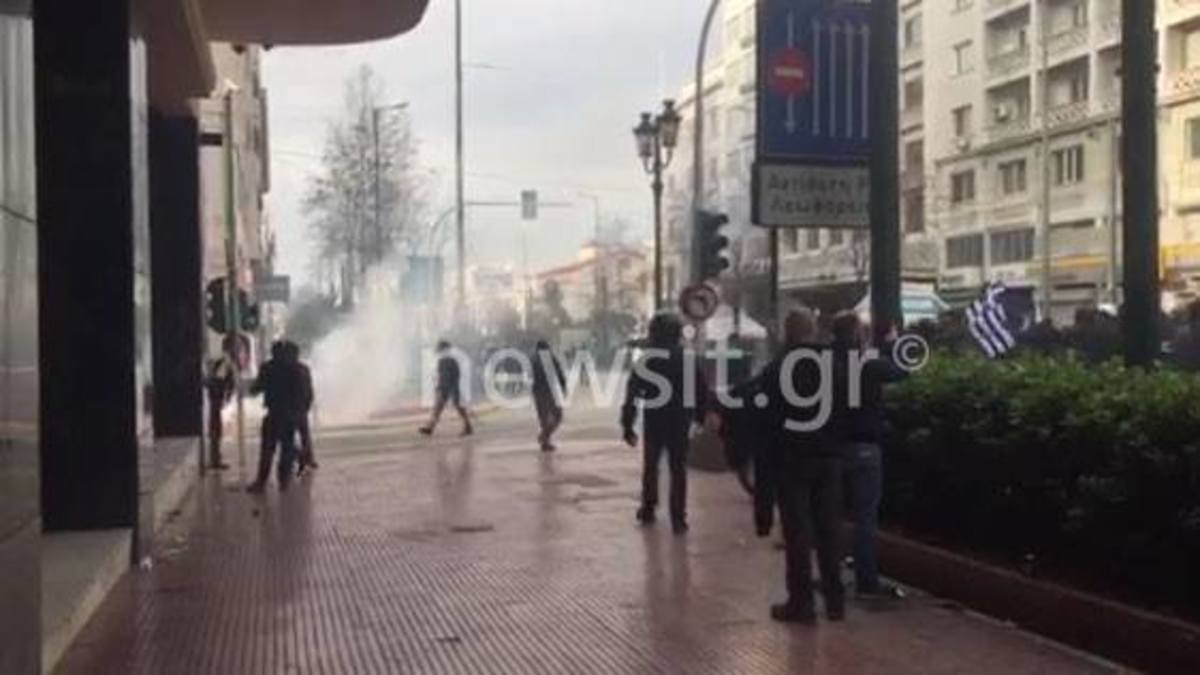 Ένταση και χημικά στην Πανεπιστημίου μεταξύ αστυνομίας και χρυσαυγιτών