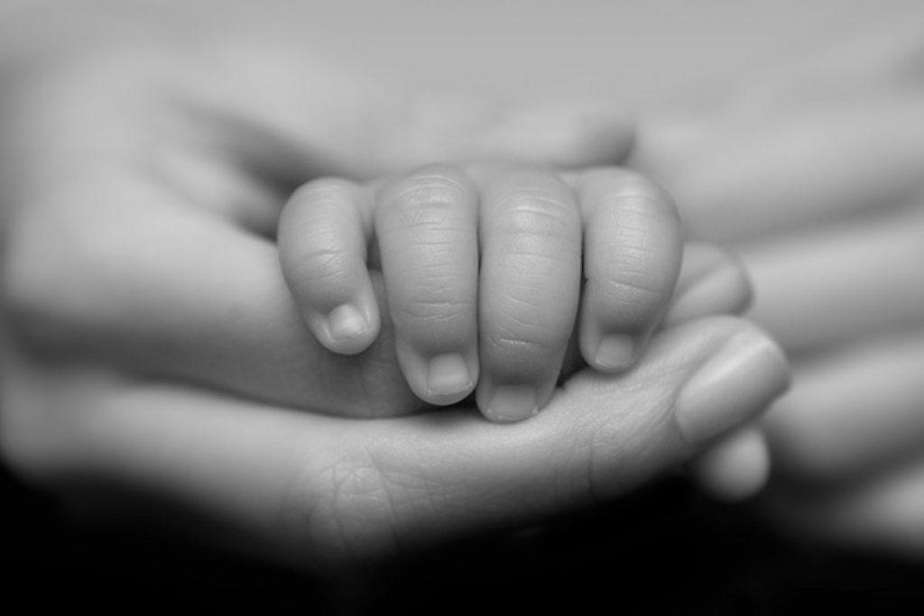 Πασίγνωστος Έλληνας τραγουδιστής είναι έτοιμος να υιοθετήσει παιδί