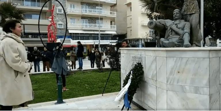 Αλεξανδρούπολη: Η παρέλαση και η Λυδία Κονιόρδου με φόντο το κόκκινο γλυπτό που προκαλεί αντιδράσεις [pic]