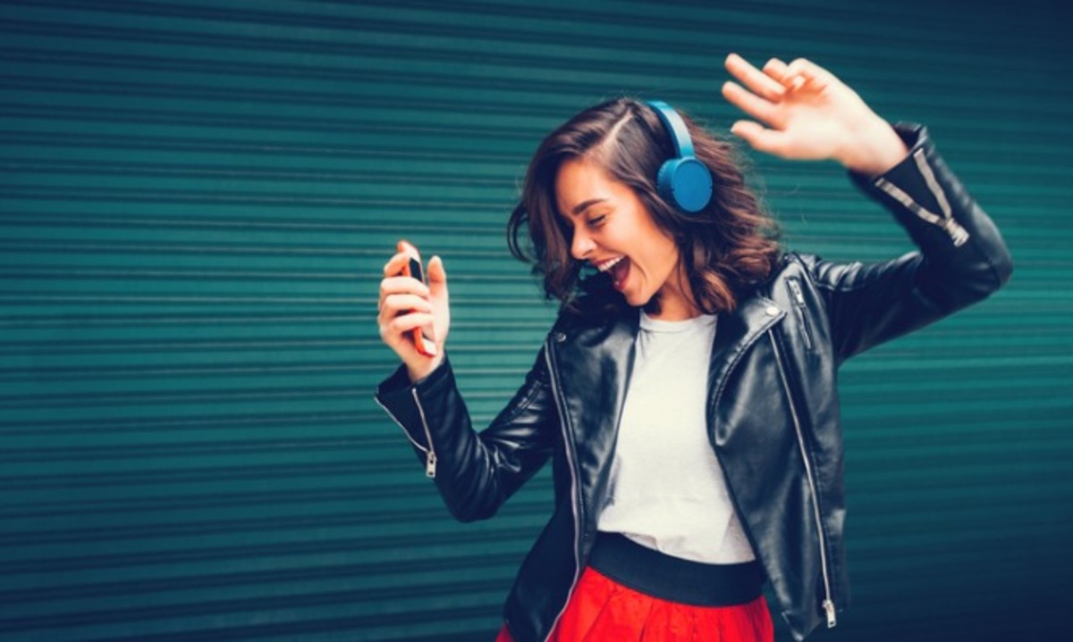 Παγκόσμια Ημέρα Ακοής: Τα σημάδια που δείχνουν πρόβλημα – Κίνδυνος από τα ακουστικά για μουσική!