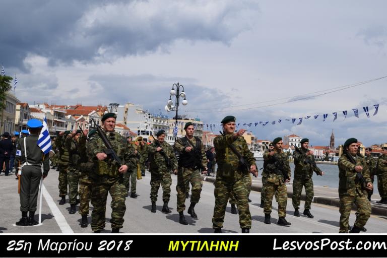 Μυτιλήνη: Οι φρουροί του Αιγαίου με τα πράσινα μπερέ εντυπωσίασαν ξανά – Οι εικόνες της παρέλασης [vid]