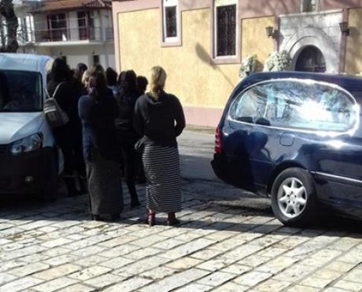 Βόνιτσα: Σπαραγμός στην κηδεία του δίχρονου παιδιού που πνίγηκε μπροστά στον παππού του [pics]