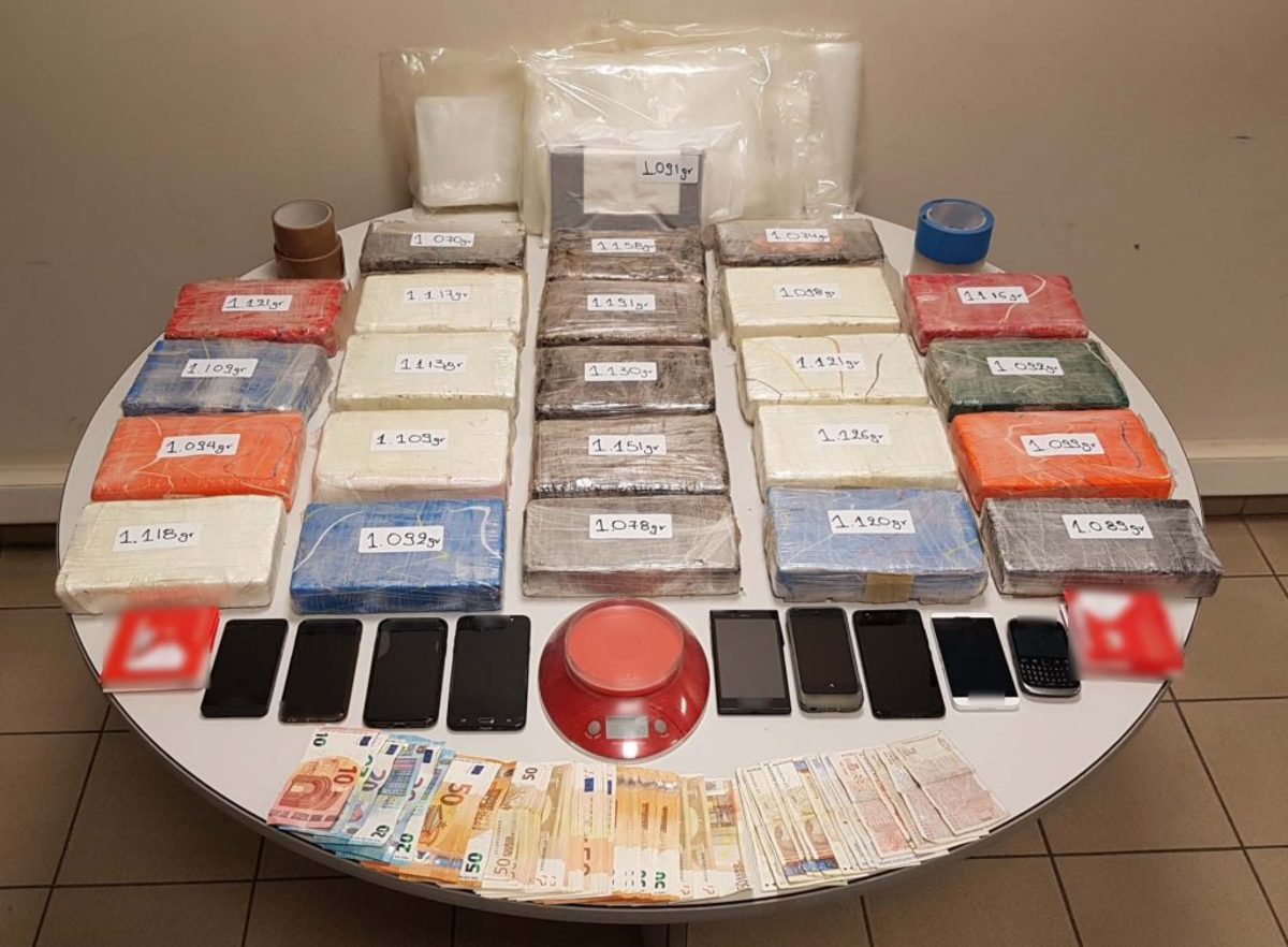 Πρέβεζα: Πολυεθνική σπείρα διακίνησης κοκαϊνης – Βρέθηκαν 26 κιλά σε αποθήκη εταιρείας [pic]