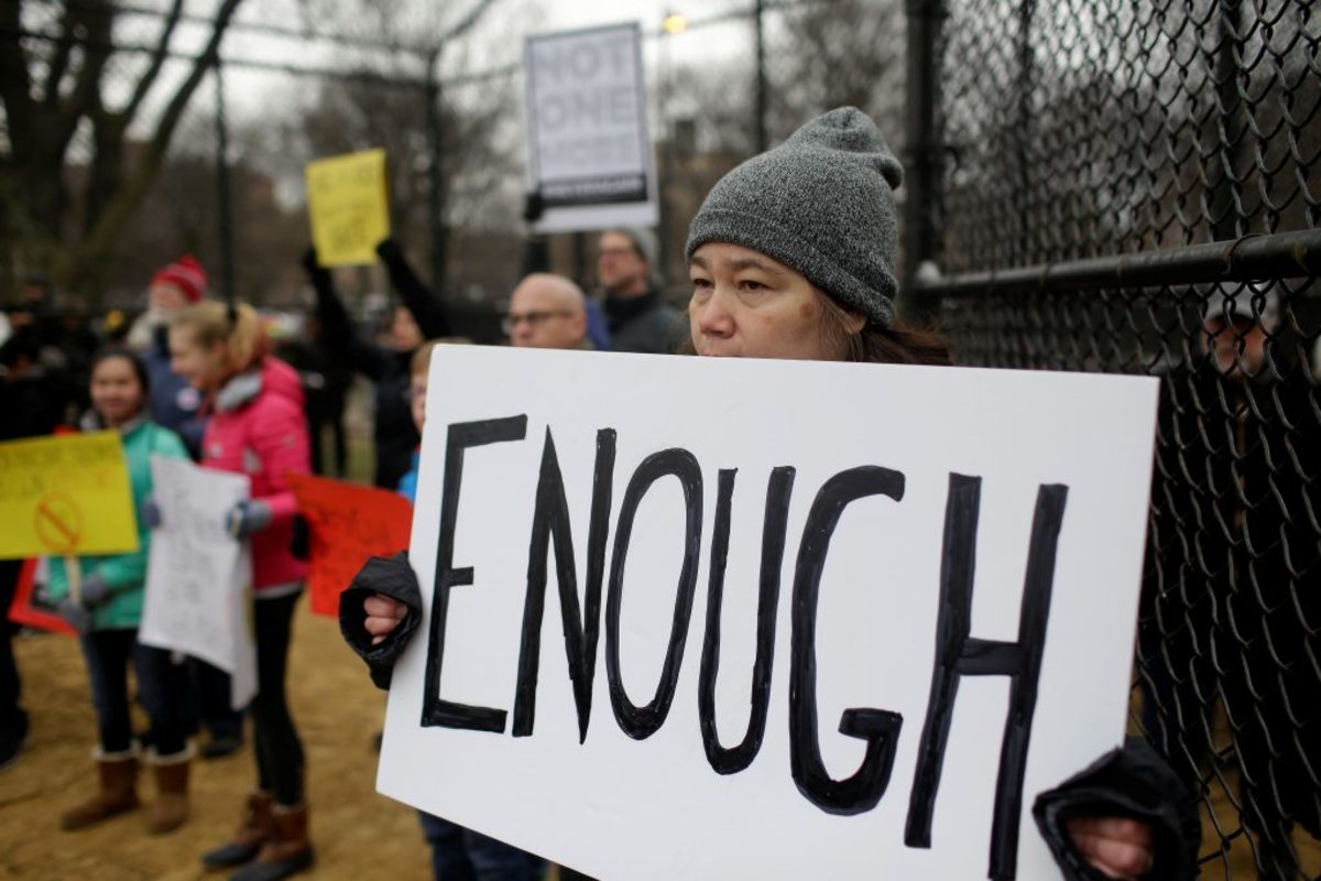 ΗΠΑ: Λαοθάλασσα κατά της οπλοκατοχής – Οργή για τις αλλεπάλληλες επιθέσεις σε σχολεία!