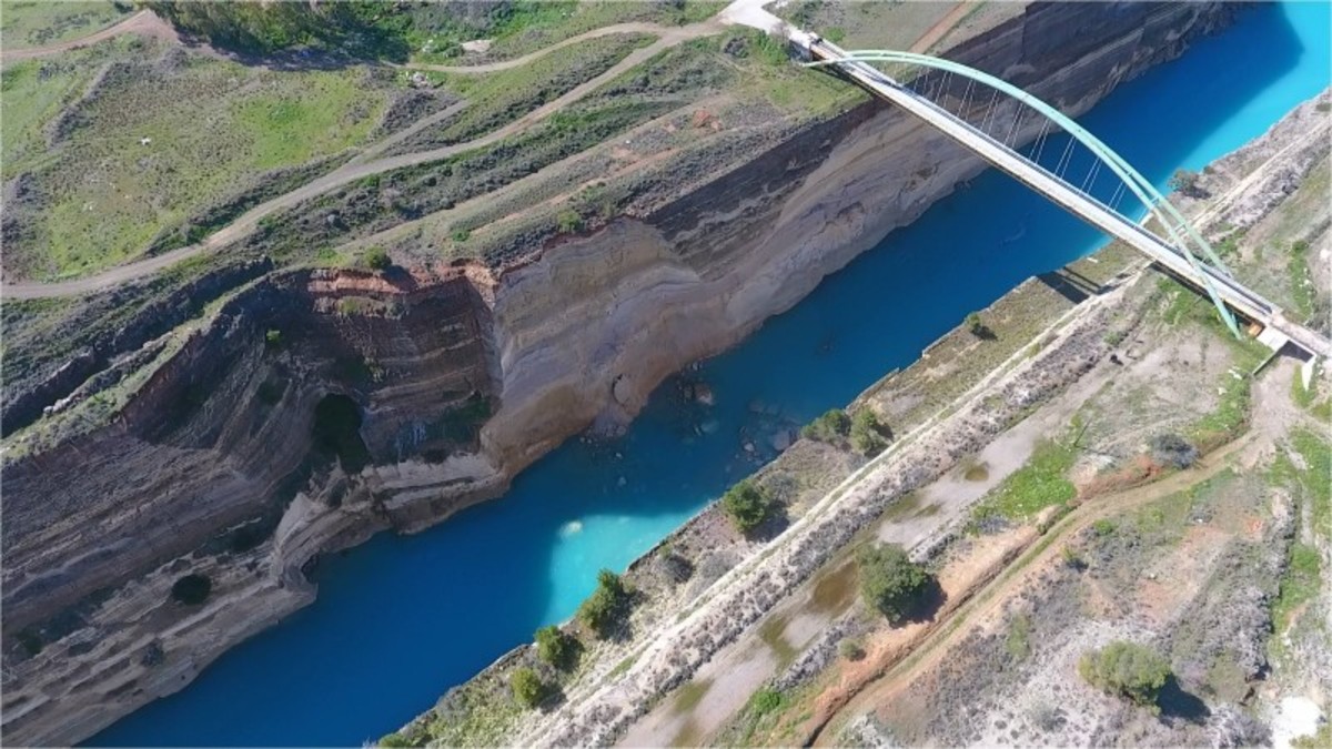 Εντυπωσιακές εικόνες από την κατολίσθηση στον Ισθμό της Κορίνθου [pics, vid]