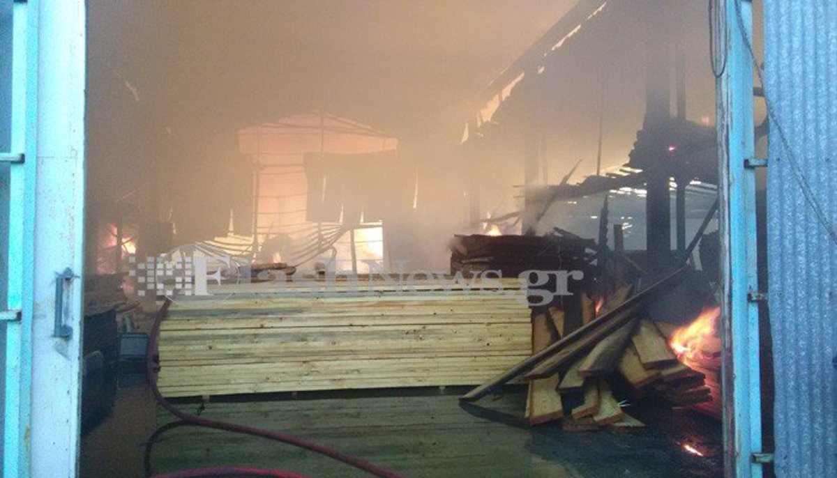 Χανιά: Μεγάλη φωτιά έκανε στάχτη αποθήκη ξυλείας – Οι εικόνες της καταστροφής [pics, vid]
