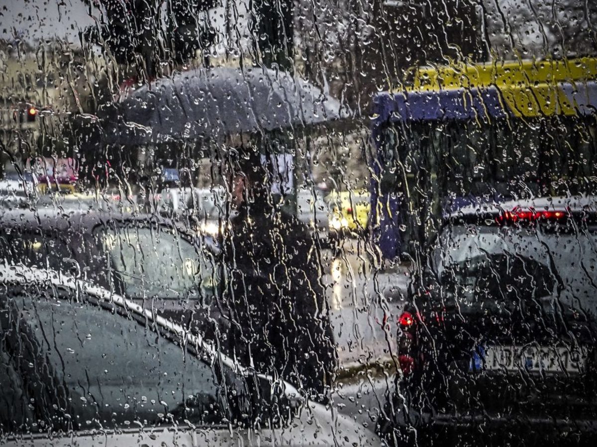 Καιρός: Βροχές, χιόνια και αέρας το Σάββατο