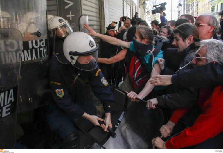 Πλειστηριασμοί: Δικογραφία για τον τραυματισμό αστυνομικών και διαδηλωτών έξω από τα συμβολαιογραφεία [pics, vid]