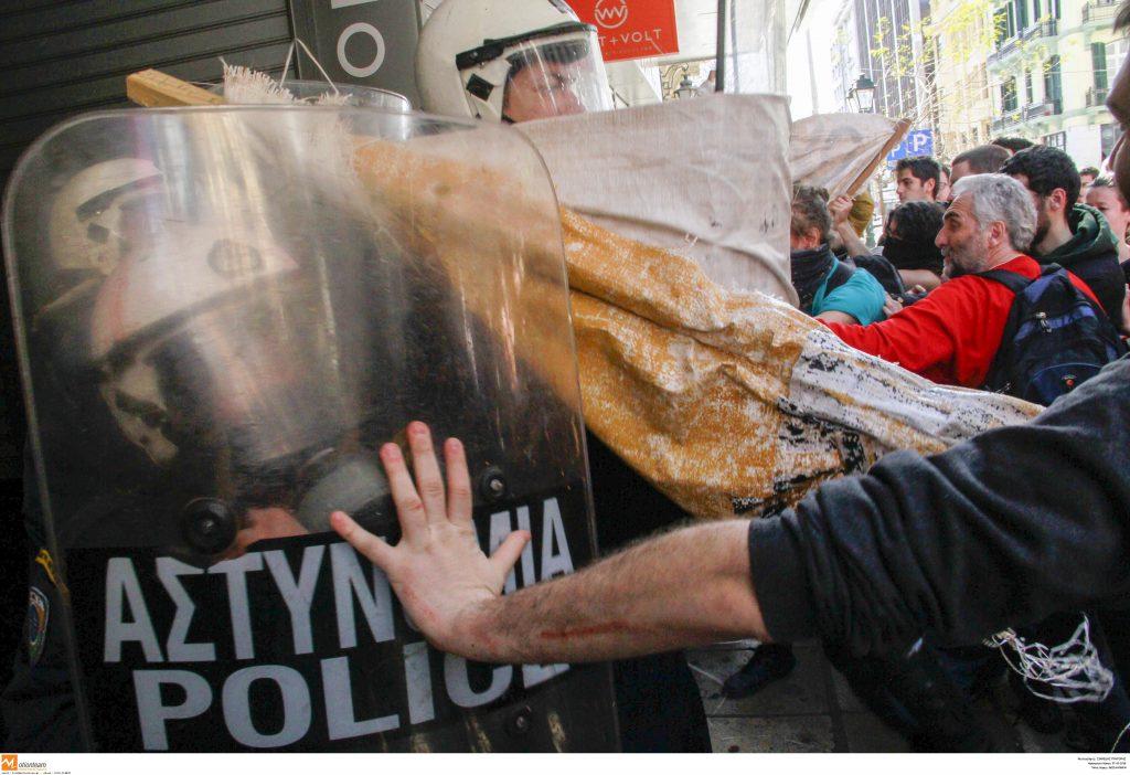 Θεσσαλονίκη: Διαμαρτυρία αστυνομικών μετά τα επεισόδια σε συμβολαιογραφικό γραφείο – “Είμαστε ο σάκος του μποξ”!