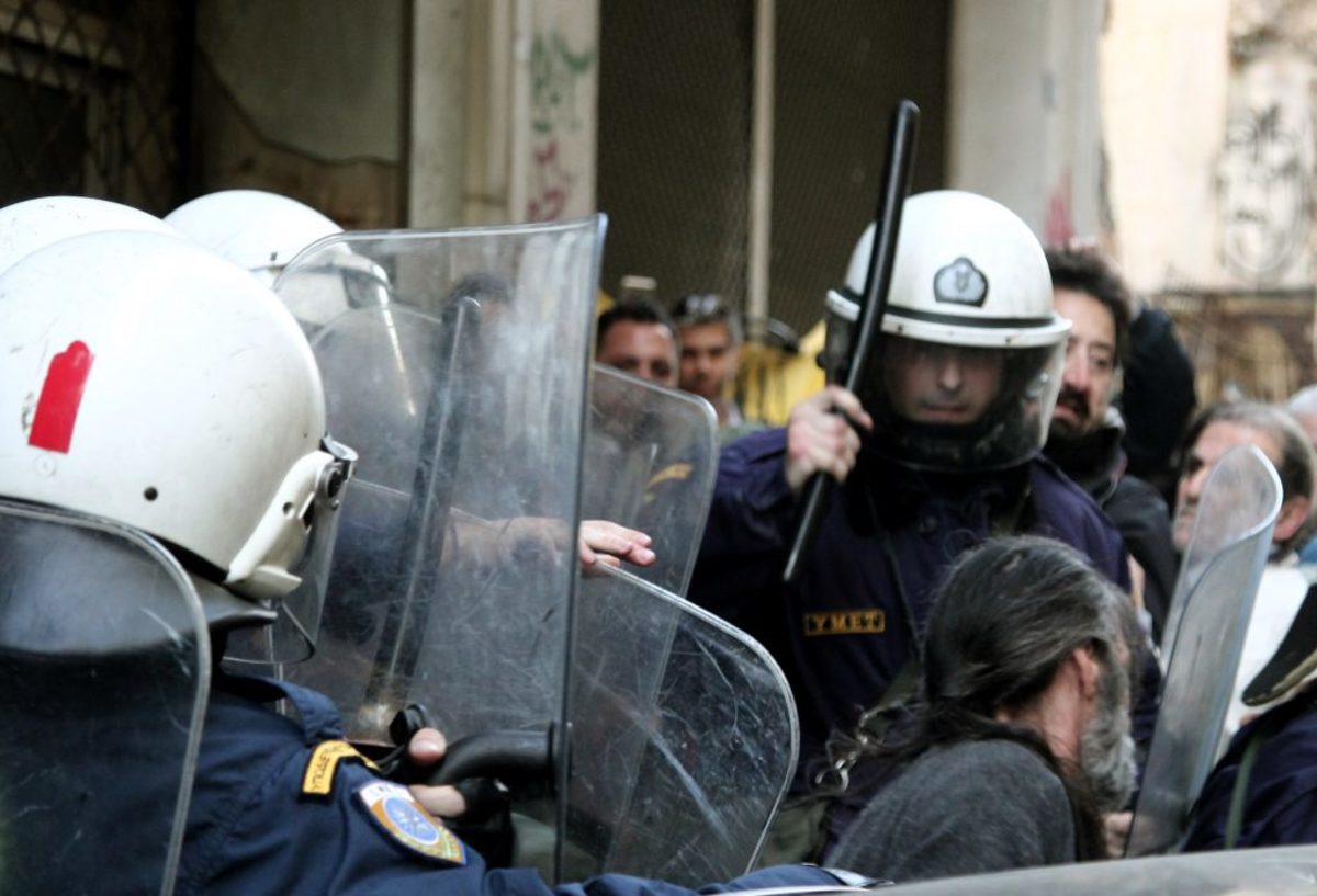 Παρέμβαση ΠΑΜΕ σε συμβολαιογραφικό γραφείο!  Χτυπούσαν την πόρτα για να μπουν μέσα [pics, vid]