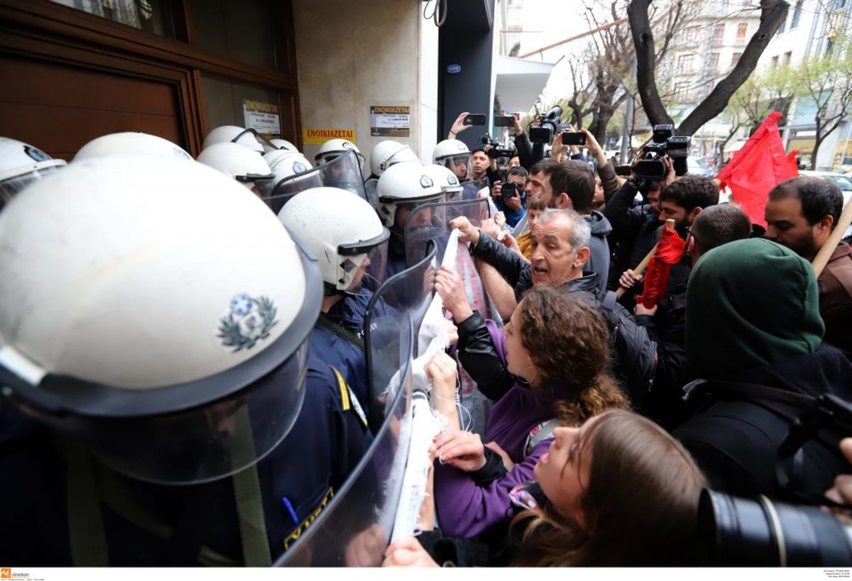 Ένταση και διαμαρτυρίες για τους πλειστηριασμούς στη Θεσσαλονίκη [pics]