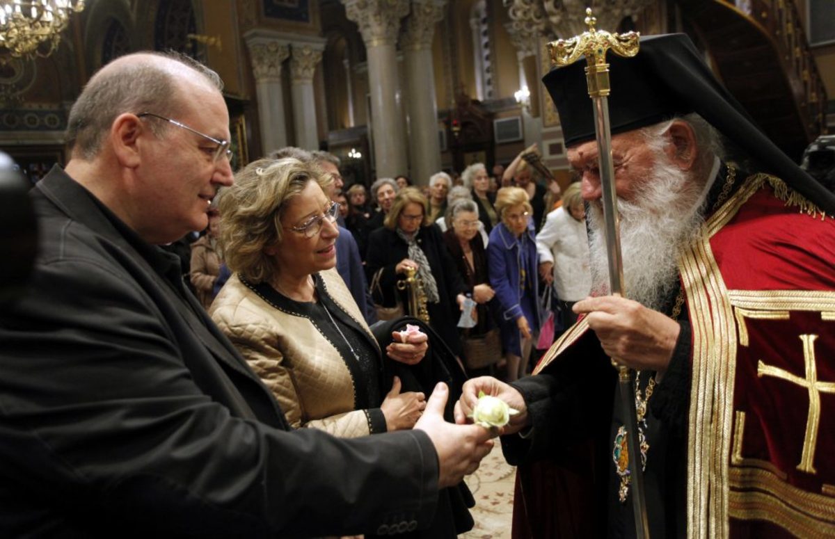 Η στιγμή που ο Αρχιεπίσκοπος Ιερώνυμος δίνει ένα λουλούδι στον Νίκο Φίλη – Οι επίμαχες εικόνες [pics]