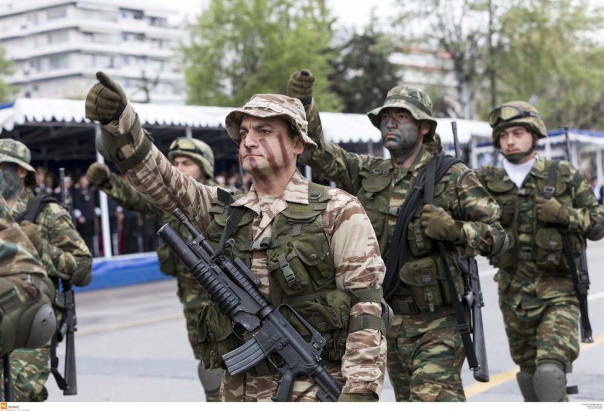 Θεσσαλονίκη: Καταδρομείς φωνάζουν συνθήματα και σείεται η γη – Μήνυμα στην παρέλαση από τους επίλεκτους των επιλέκτων [vids]