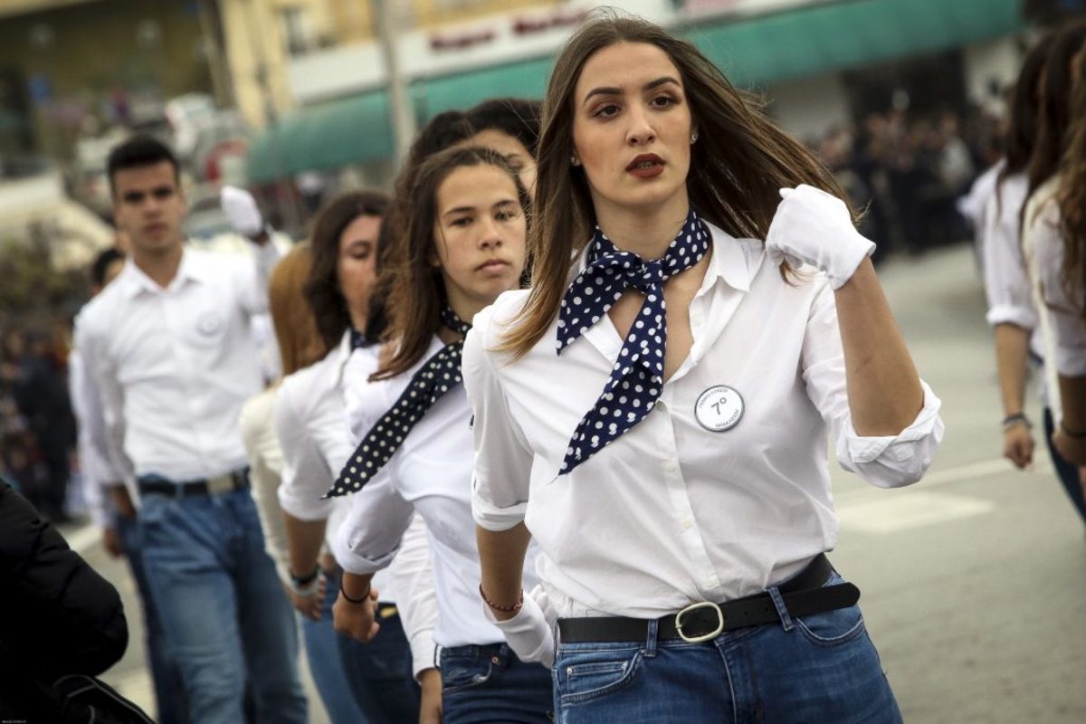 Κρήτη: Έτσι εντυπωσίασαν στην παρέλαση – Δασκάλες, μαθητές και μαθήτριες κέρδισαν το θερμό χειροκρότημα [pics]