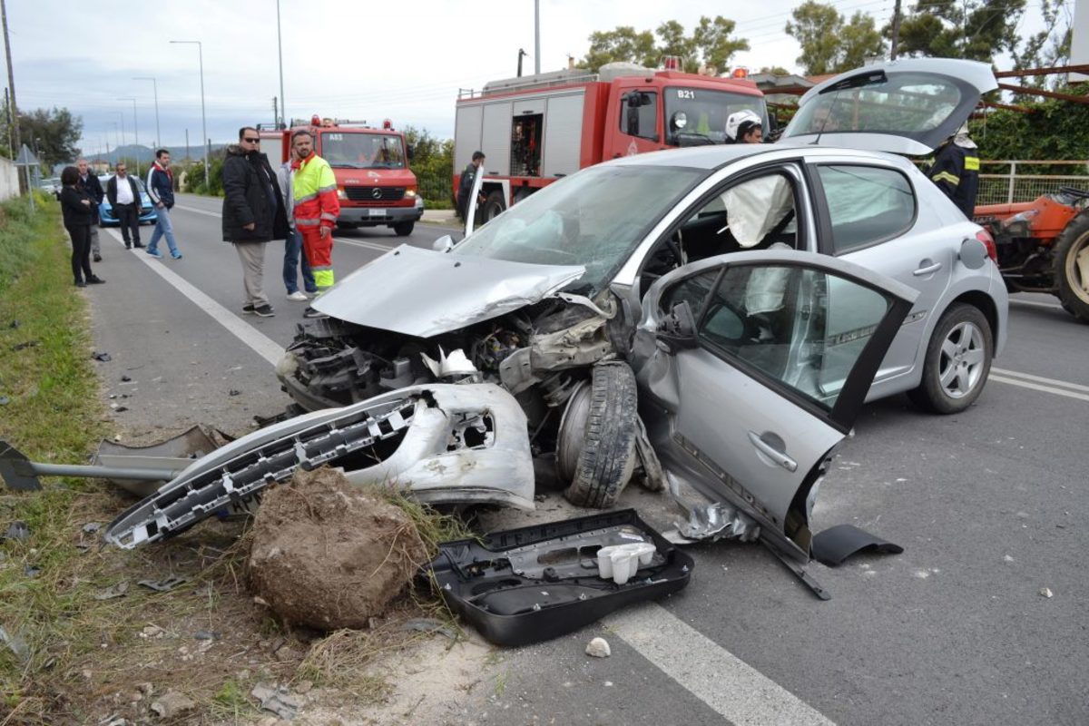 Ναύπλιο: Φονική σύγκρουση αυτοκινήτου με τρακτέρ – Ένας νεκρός και δύο τραυματίες [pics, vid]