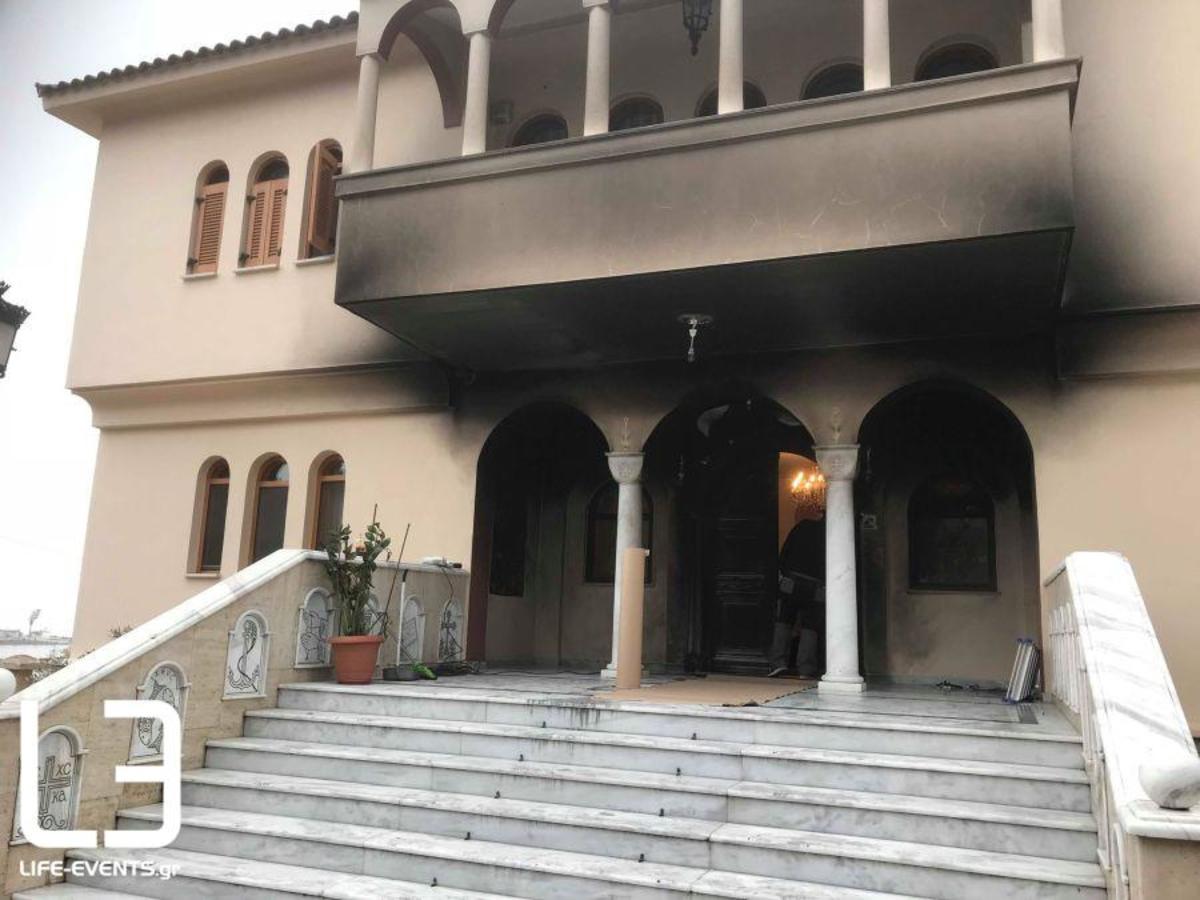Θεσσαλονίκη: Οι εικόνες μετά την επίθεση με γκαζάκια στα γραφεία Μητρόπολης – Τα σημάδια της φωτιάς [pics, vids]