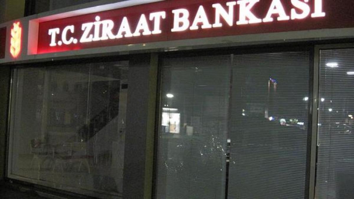 Κομοτηνή: Επίθεση με πέτρες σε τουρκική τράπεζα – Για 25 κουκουλοφόρους μιλούν τα τουρκικά ΜΜΕ!