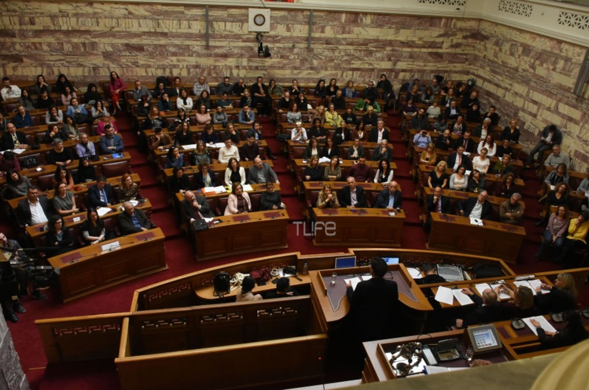 Γεράσιμος Σκιαδαρέσης: Ανέβασε θεατρική παράσταση στη Βουλή