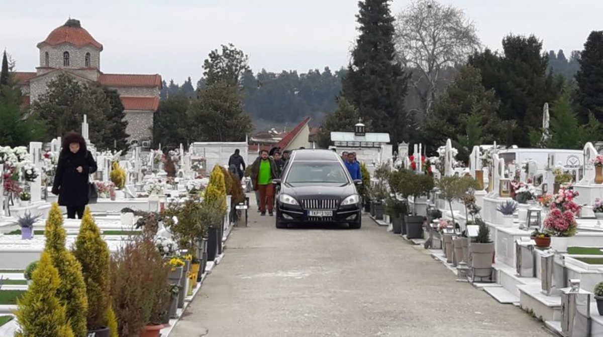 Τρίκαλα: Θρήνος στην κηδεία του δύο ετών παιδιού που πέθανε ξαφνικά