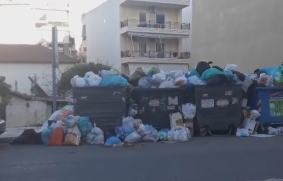 Βουνά τα σκουπίδια στο Αίγιο [vid]