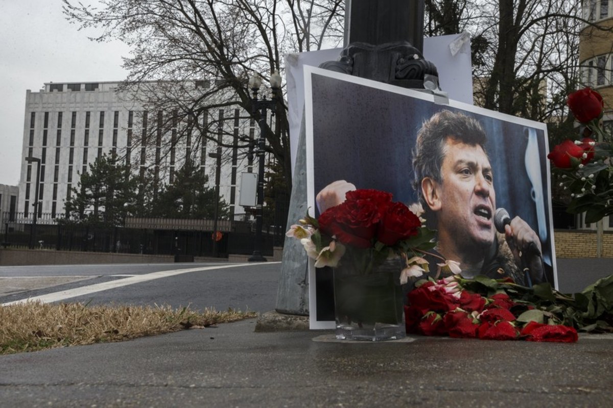 Αναμνηστική πλάκα για τον δολοφονηθέντα πολιτικό Μπορίς Νεμτσόφ