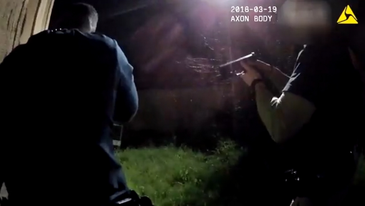 Σοκαριστικό βίντεο! Αστυνομικοί γάζωσαν Αφροαμερικανό που ήταν οπλισμένος με iPhone [vid]