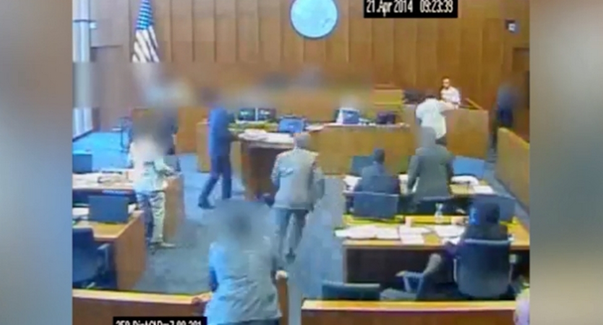Σοκαριστικό βίντεο! Κρατούμενος επιτίθεται σε μάρτυρα και τον εκτελούν εν ψυχρώ