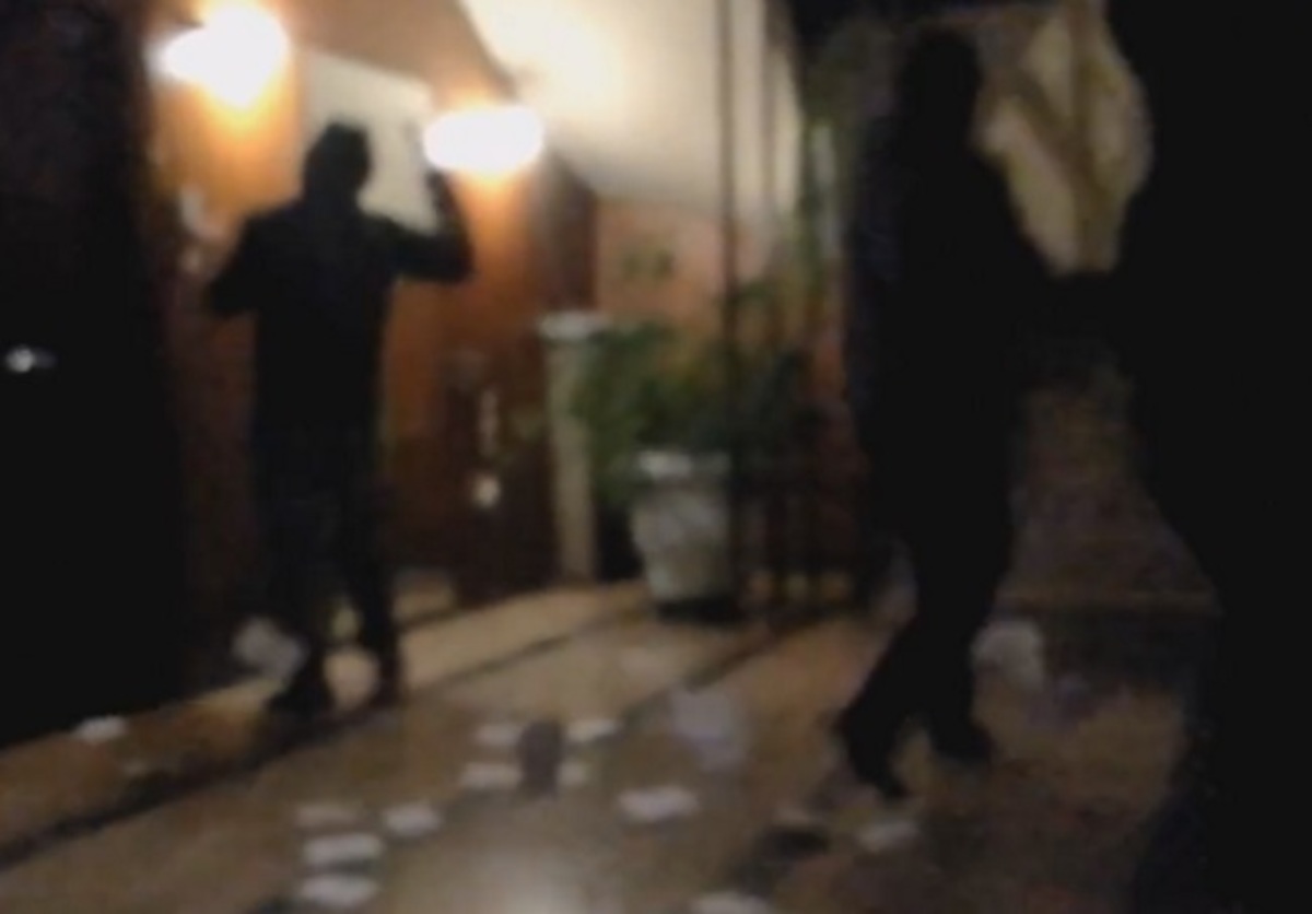Η στιγμή της επίθεσης αναρχικών σε δικηγορικά γραφεία στην Αθήνα – Το βίντεο ντοκουμέντο!
