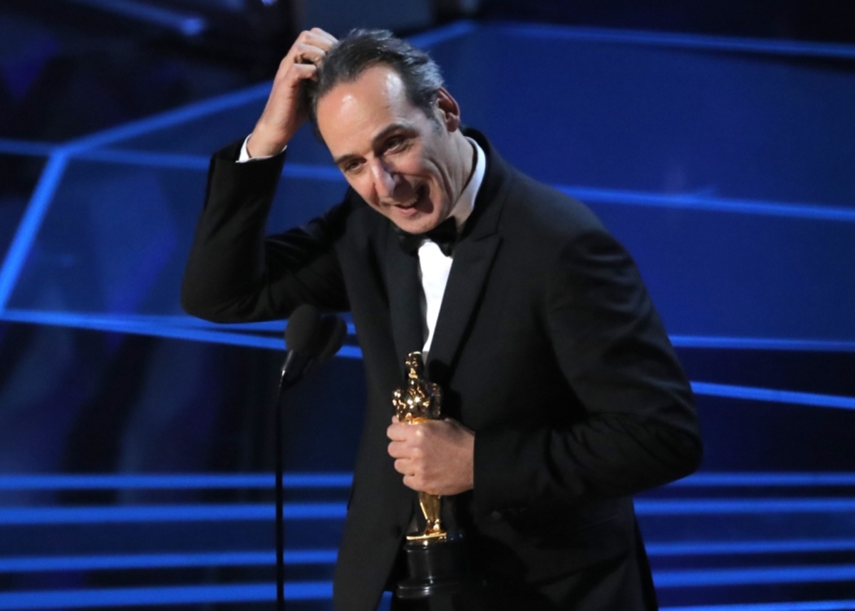 Όσκαρ 2018: Συγκίνησε ο Desplat! Πήρε το αγαλματίδιο και μίλησε για την Ελληνίδα μητέρα του!
