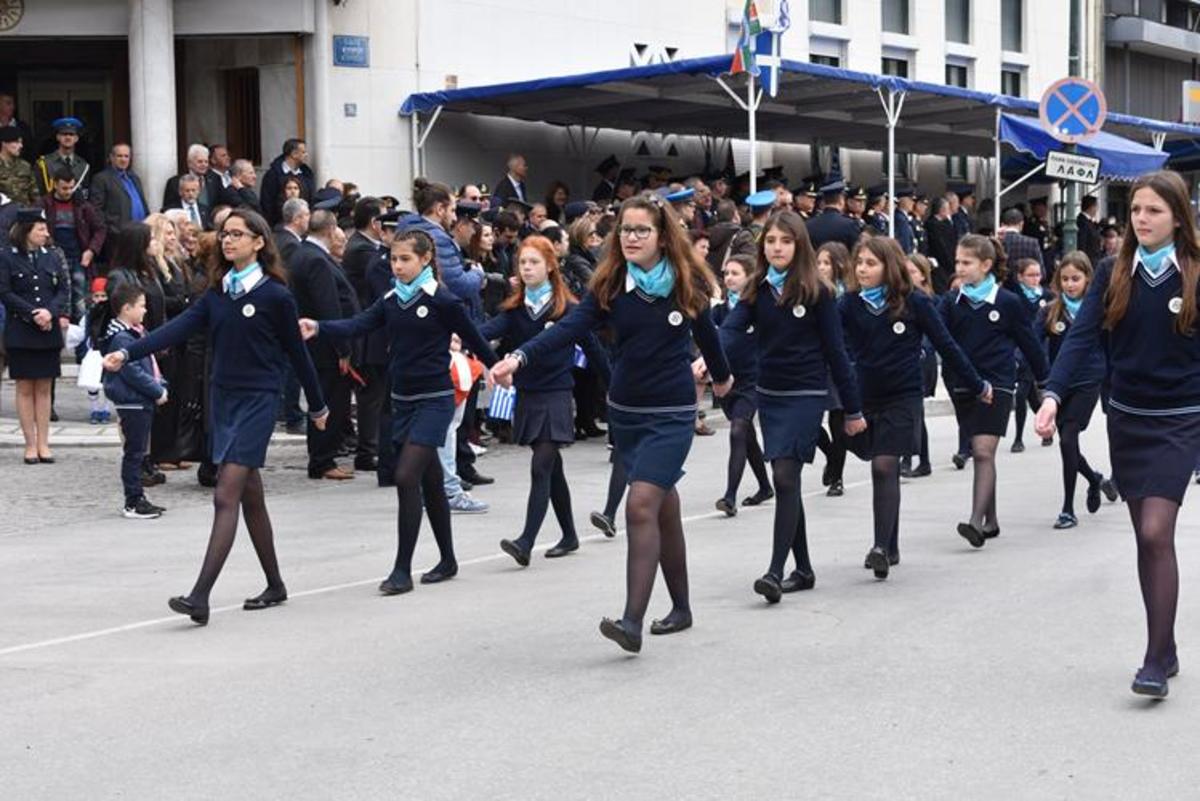 Λάρισα: “Η τελευταία παρέλαση με μνημόνια” – Μαθητές και στρατιώτες σε άψογους σχηματισμούς [pics, vid]