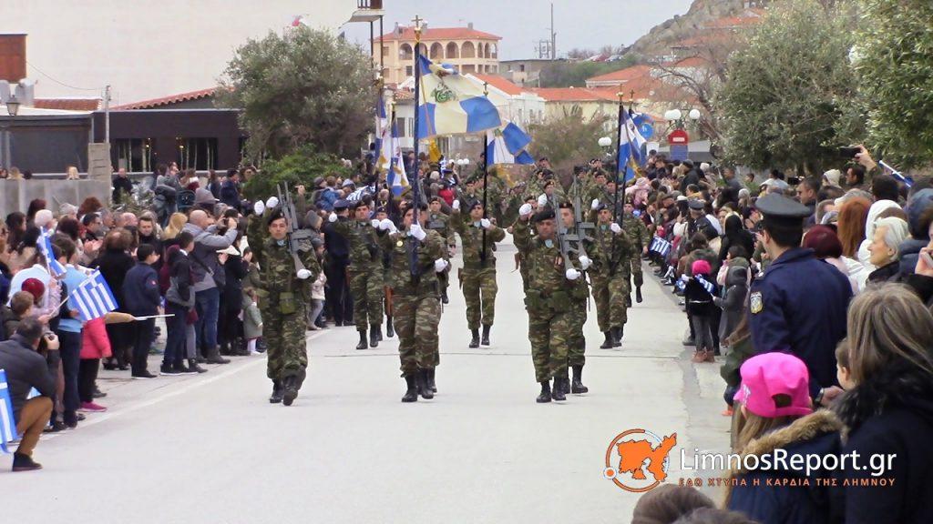 Λήμνος: Ψέλνουν τον εθνικό μας ύμνο και προκαλούν συγκίνηση – Η μεγάλη στρατιωτική παρέλαση [vids]