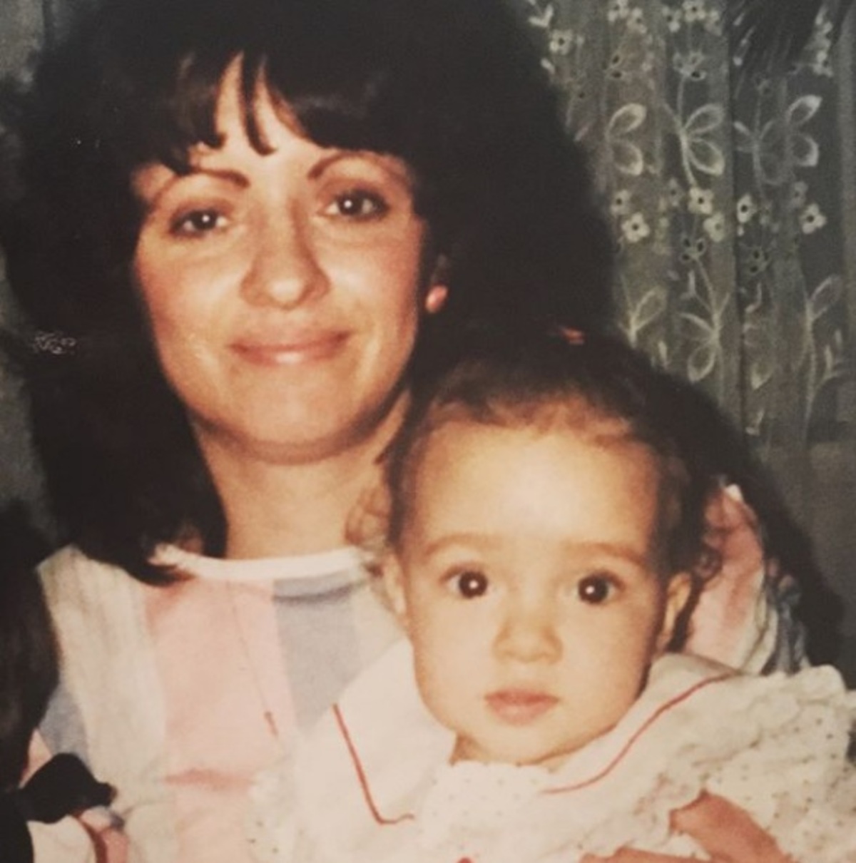 Είναι διάσημη Ελληνίδα τραγουδίστρια με τη μαμά της! [pics]