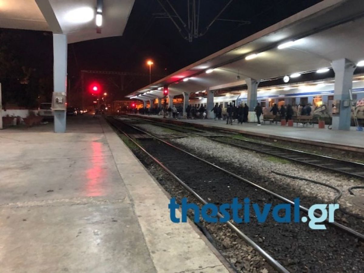Θεσσαλονίκη: Οπαδοί του ΠΑΟΚ απέκλεισαν τις γραμμές του τρένου στον σταθμό του ΟΣΕ