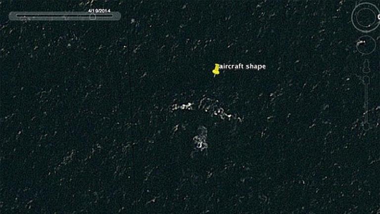 Βρήκε τη μοιραία πτήση MH370 στο Google Earth – «Τρύπες από σφαίρες στα συντρίμμια»
