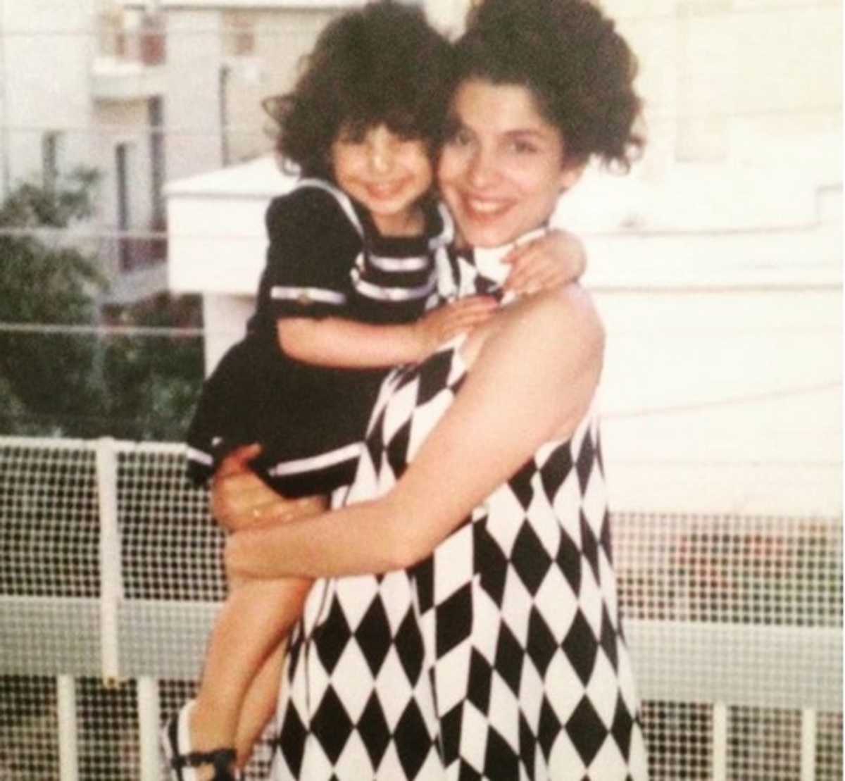 Πόπη Τσαπανίδου: «Είμαι έγκυος στα δίδυμα… Όλοι με κοιτούν και αμφισβητούν πως θα τα καταφέρω»