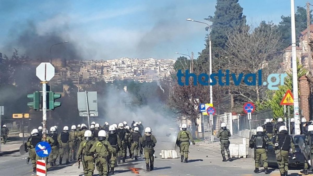 Σοβαρά επεισόδια στη Θεσσαλονίκη μεταξύ αντιεξουσιαστών και ΜΑΤ [vid]