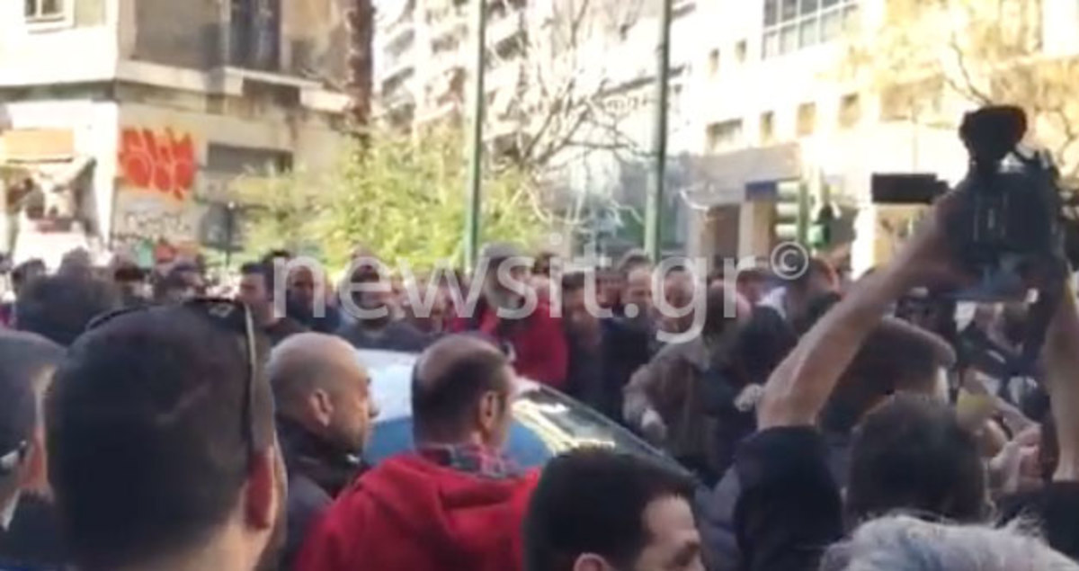 Οργή, απειλές, τελεσίγραφα και επιθέσεις σε Uber από ιδιοκτήτες ταξί που έκαναν πορεία στο κέντρο της Αθήνας