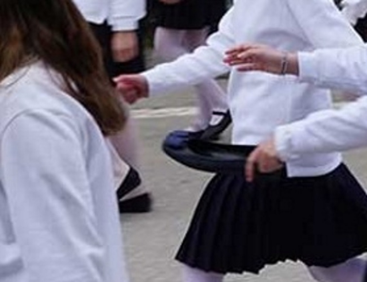 Κομοτηνή: Η άτυχη στιγμή της μαθήτριας στην παρέλαση – Έμεινε με το παπούτσι στο χέρι [pics]
