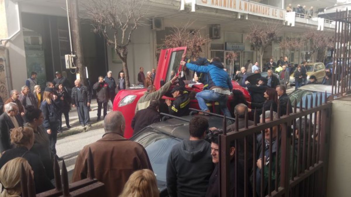 Αγρίνιο: Πανικός μετά από ανατροπή αυτοκινήτου – Περαστικοί απεγκλώβισαν τις δύο γυναίκες [pics]