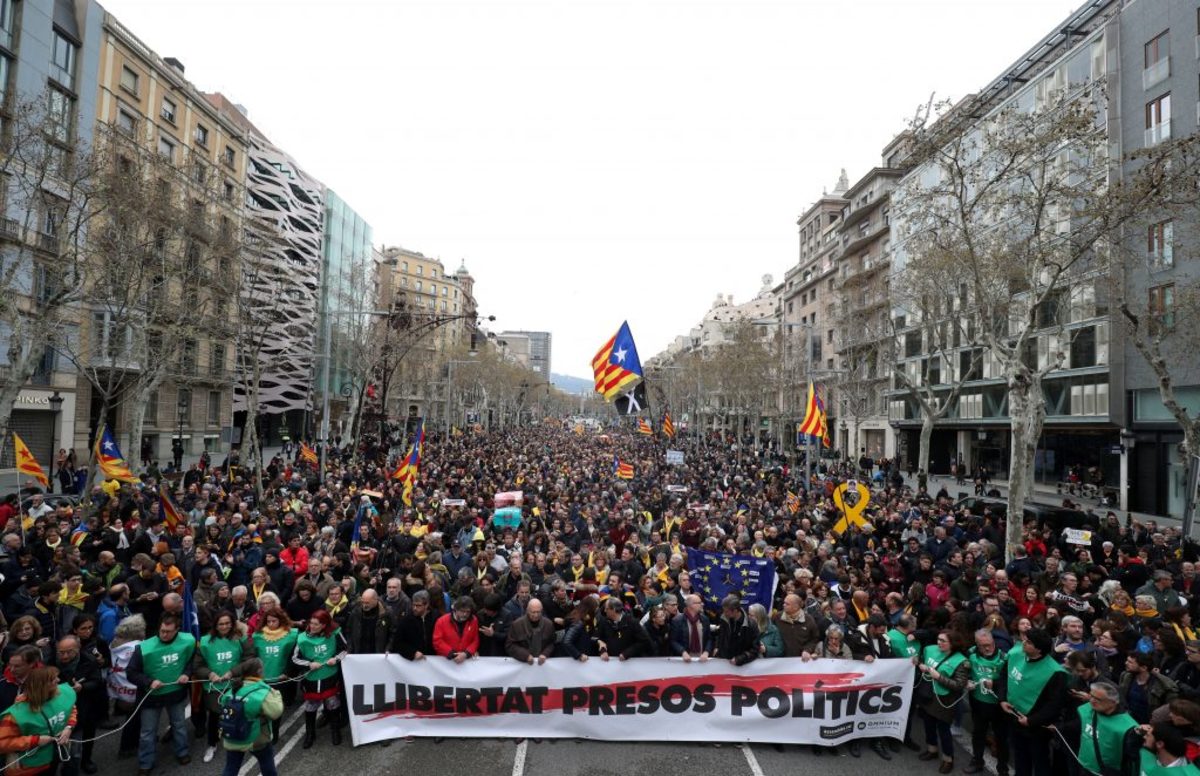 Τη Δευτέρα ενώπιον του δικαστή ο Πουτζδεμόν – Χιλιάδες διαδηλωτές στους δρόμους της Βαρκελώνης κατά της σύλληψης του