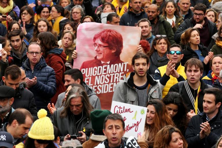 “Άσυλο στη Γερμανία σκέφτεται να ζητήσει ο Πουτζντεμόν” – Λαοθάλασσα στους δρόμους της Βαρκελώνης!
