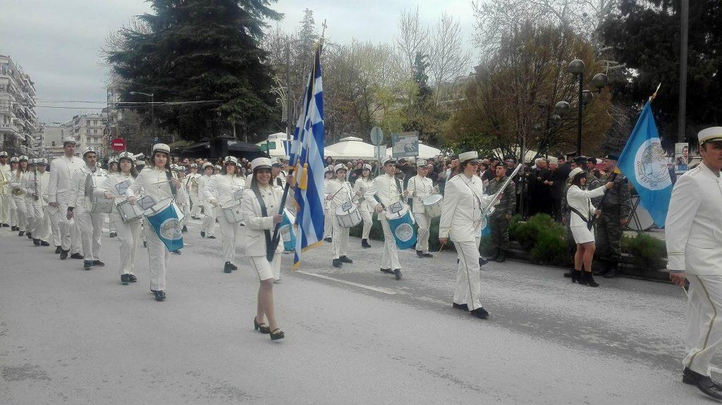Σέρρες: Με το χαμόγελο στα χείλη στην παρέλαση – “Ο αγώνας δεν τελείωσε το 1821” [pics]