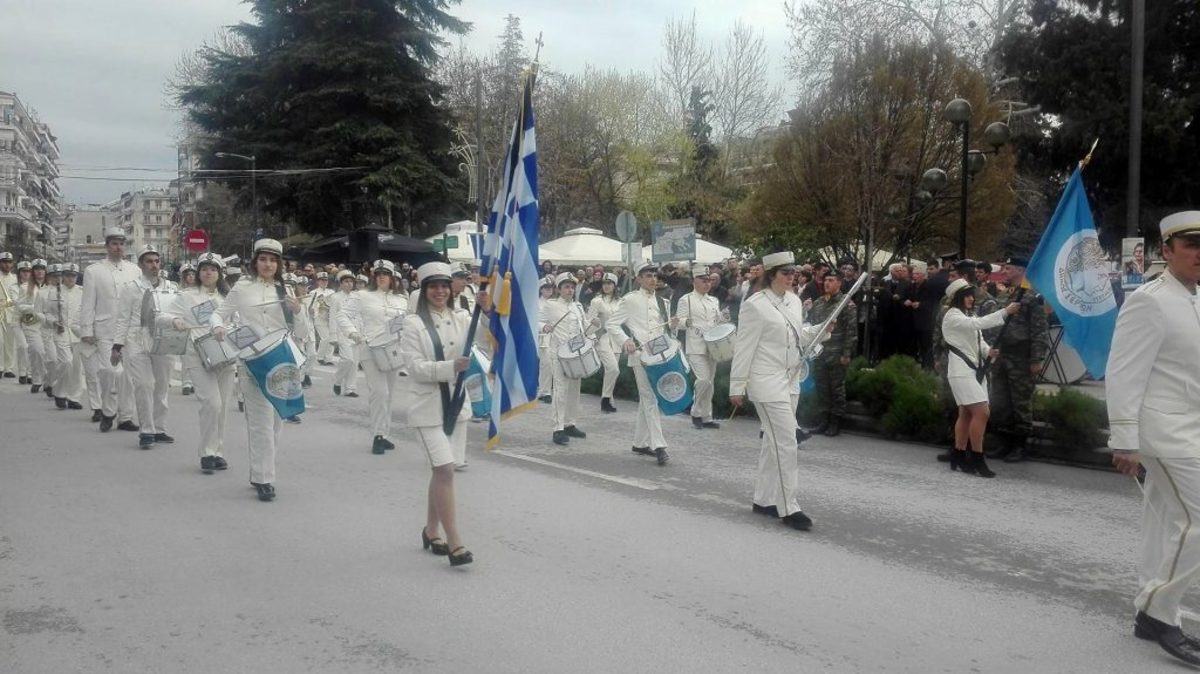 Σέρρες: Με το χαμόγελο στα χείλη στην παρέλαση – “Ο αγώνας δεν τελείωσε το 1821” [pics]