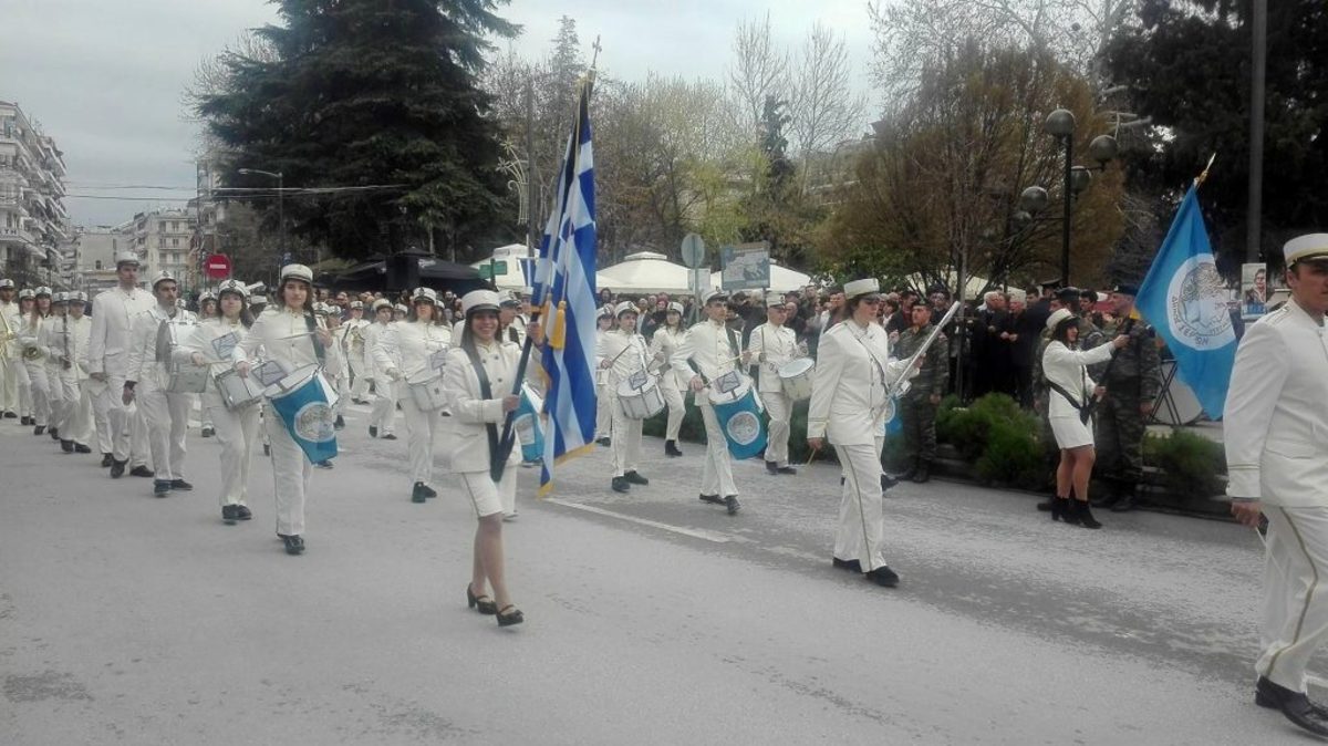 Σέρρες: Με το χαμόγελο στα χείλη στην παρέλαση – “Ο αγώνας δεν τελείωσε το 1821” [pics]