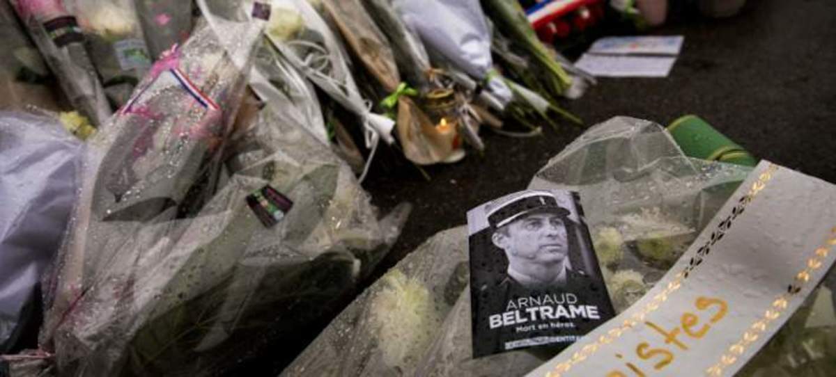 Αρνό Μπελτράμ: Η Γαλλία αποχαιρετά τον ήρωα του Τρεμπ - Φόρος τιμής στον αστυνομικό που αντάλλαξε την ζωή του με αυτή των ομήρων