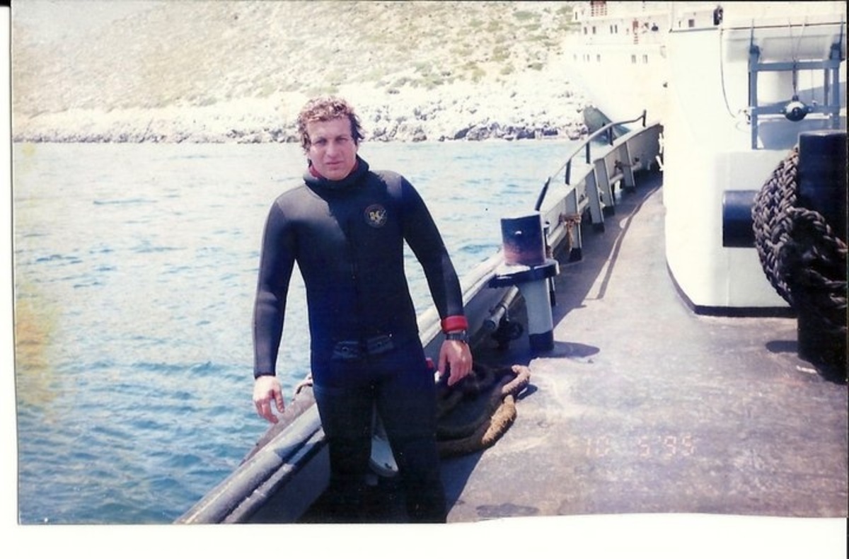 Σύμη: Βούτηξε στη θάλασσα και βρήκε στο βυθό ένα αυτοκίνητο – Οι εικόνες που έκρυβε μέσα [pics]